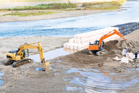 笛吹川の安全を守るために──<br />
地域と歩んだ護岸工事