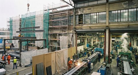 稼働を止めずに実施した工場建屋の改修工事