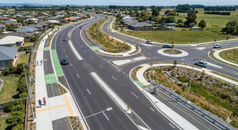 地域の安全性と走行性を高める道路改良工事を実施